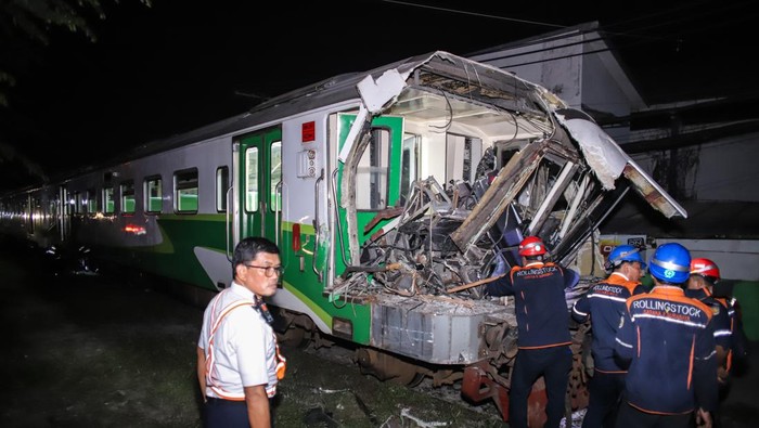 kecelakaan-ka-jenggala-dengan-truk-di-gresik-1744165103730_169